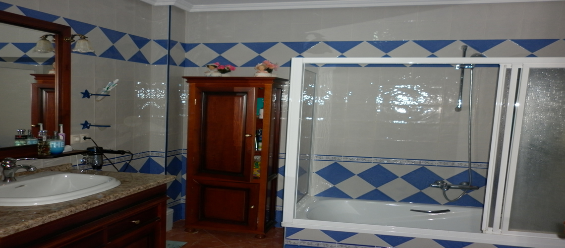 Salón elegante y espacioso